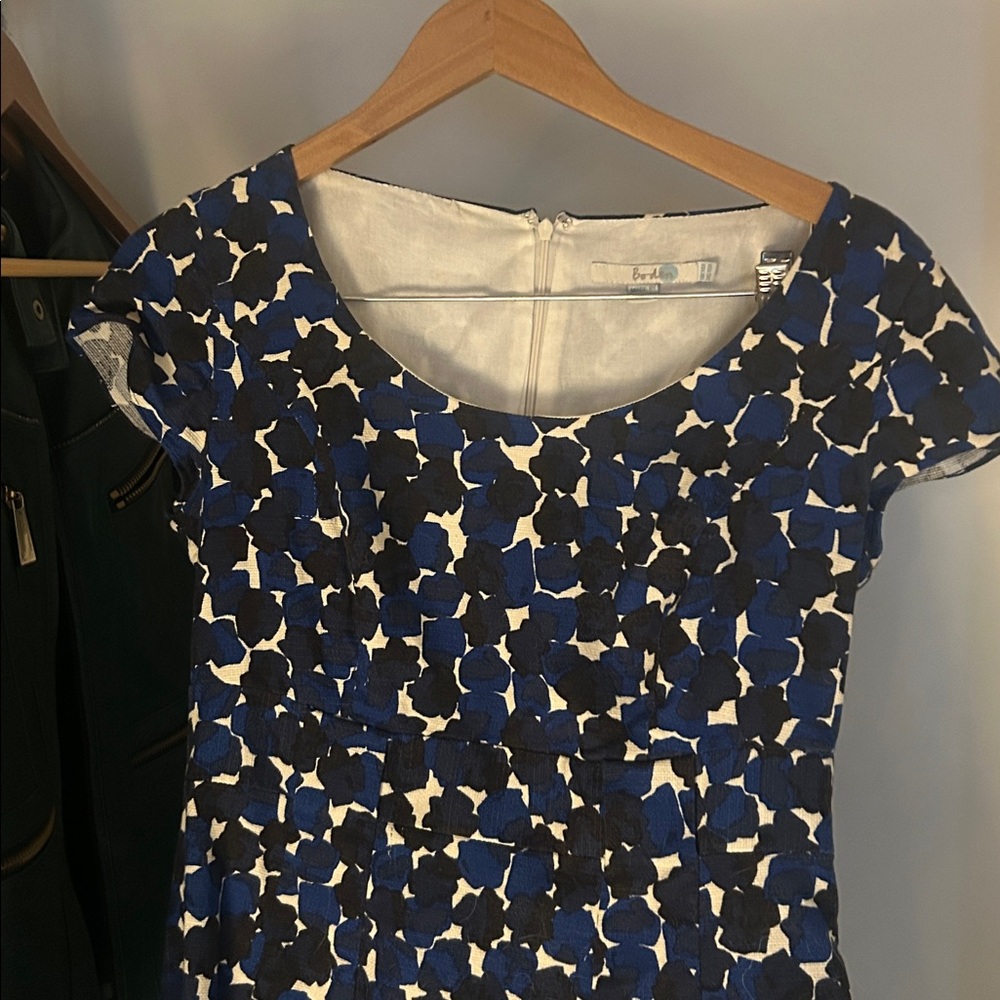 Boden Elegant Small Blue and Black Floral A-Line Dress. This is so figure enhanc